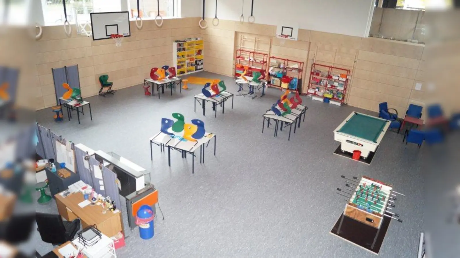 Ein Teil der neuen Turnhalle der Wittelsbacher Mittelschule wird für die Ganztagsbetreuung genutzt. Hier können die Abstandsregeln eingehalten werden. (Foto: pst)