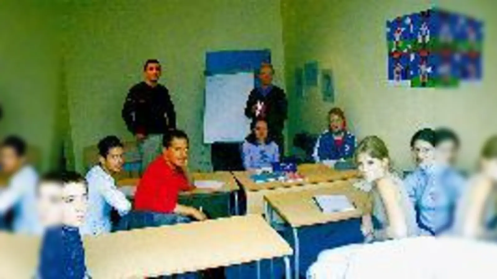 Lernen für die Zukunft: Die Oberschleißheimer Jugendfreizeitstätte mit Leiter Deniz Dadli (hinten links) bietet Vorbereitungskurse für den »Quali« mit Lehrer Michael Henneka (hinten rechts) an.	 (Foto: cr)