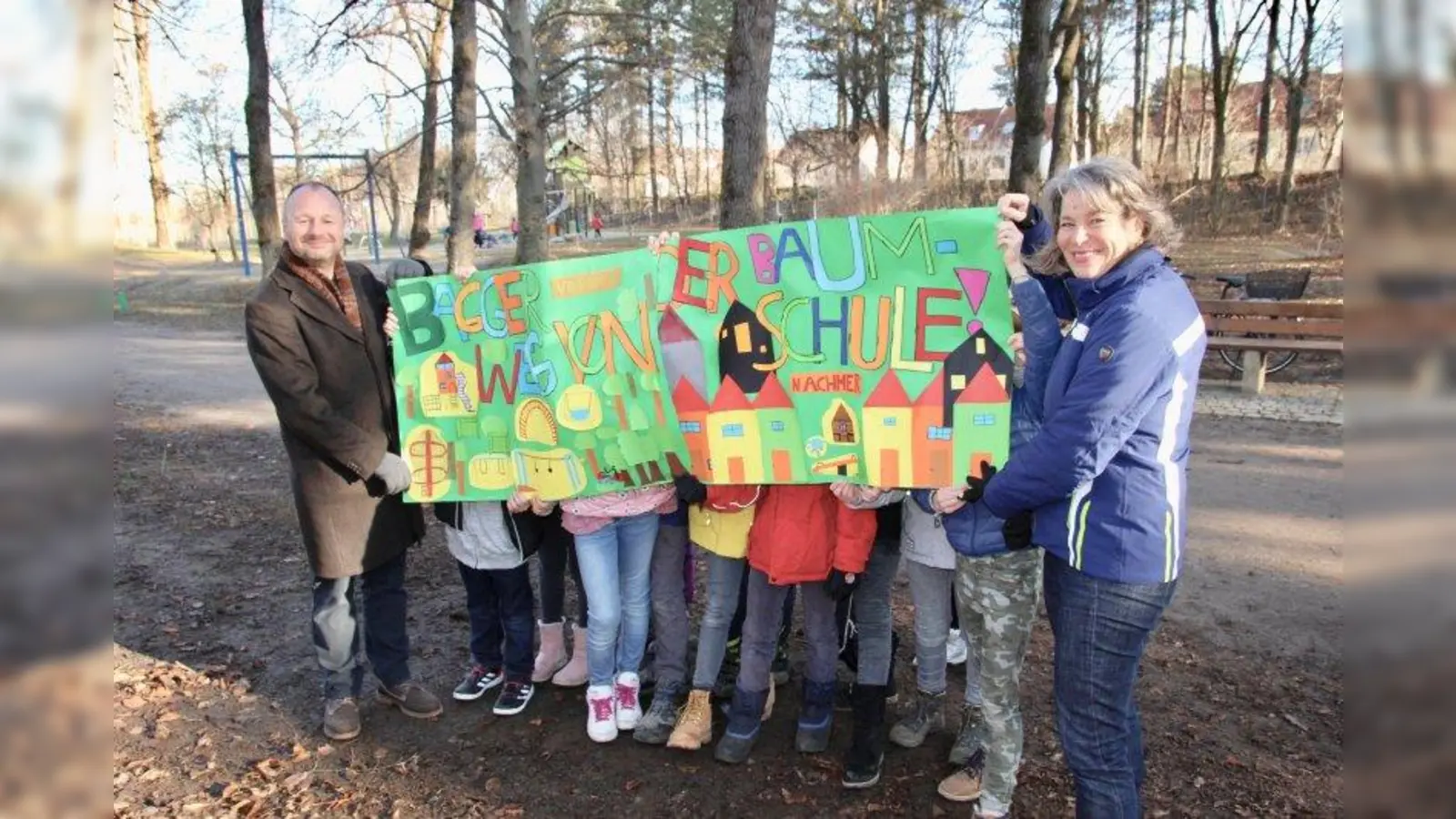 „Bagger weg von der Baumschule!“ Sonja Haider und Johann Sauerer von der ÖDP-Stadtratsfraktion mit Viertklässlern aus der Camerloher Grundschule. (Foto: us)