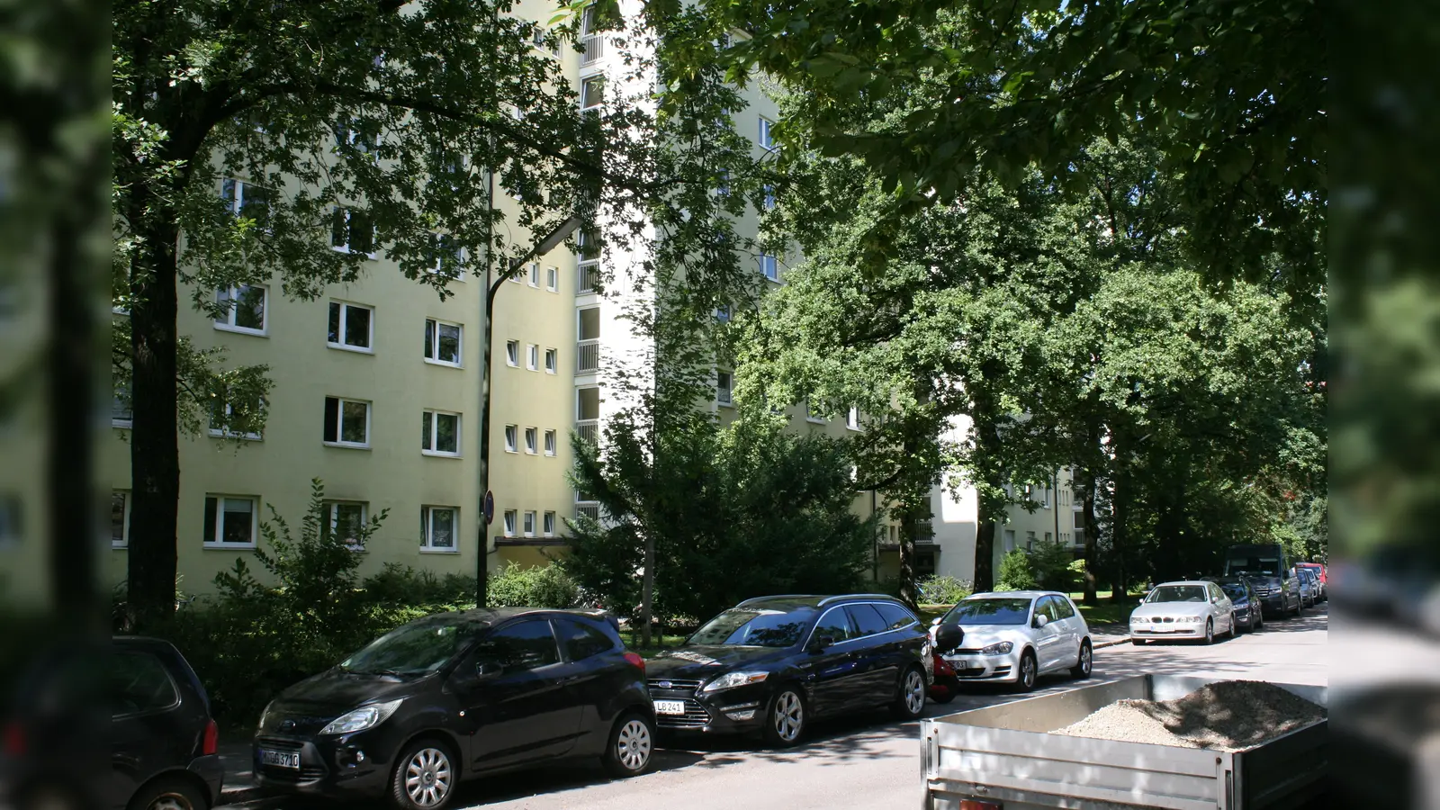 Schmale Straßen und viel Grün: Die in den 1950er Jahren entstandene Parkstadt Bogenhausen gilt als Musterbeispiel für modernen Wohnungsbau nach dem Krieg. (Foto: bs)