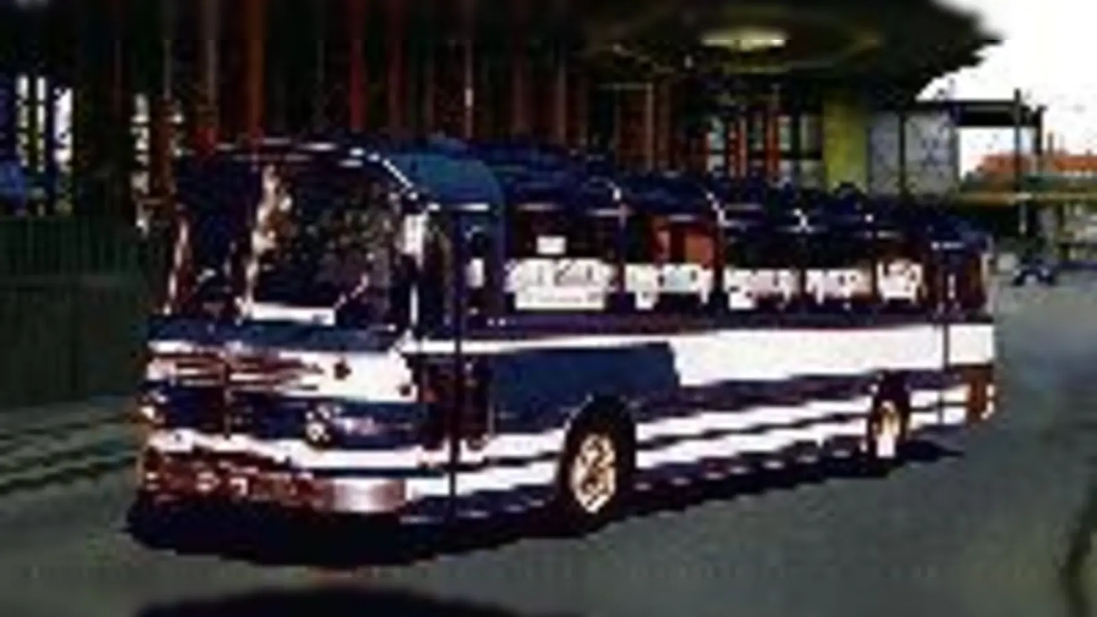 Schon der Bus für die Brückentour ist eine Attraktion: Es handelt sich um einen Reisebus aus dem Jahre 1966.	  (Fotomontage: VA)