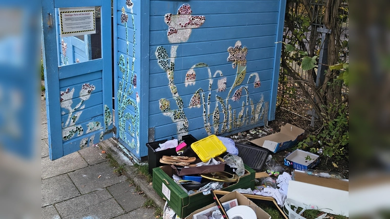 Unschön und nicht der Sinn der Sache: Der Standort an der „Giesinger Perle” hat sich zunehmend zum Müllabladeplatz entwickelt. (Foto: Kreislaufschränke München e.V.)