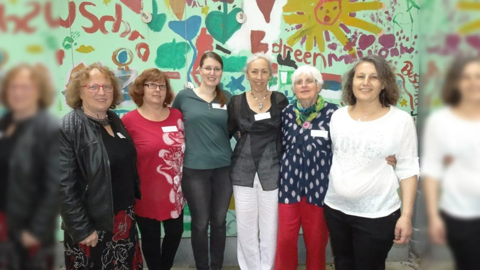 Fabienne van Well (Mitte) und Marianne Schmutzer (links, Geschäftsführerin  der Familien-Bildungsstätte „Elly Heuss-Knapp”) feierten den fünften Geburtstag mit den ehrenamtlichen Mitarbeiterinnen (von links): Gerlinde Scheu, Nadine Sickmüller, Maria Dietl und Jamila Bittl. (Foto: tab)