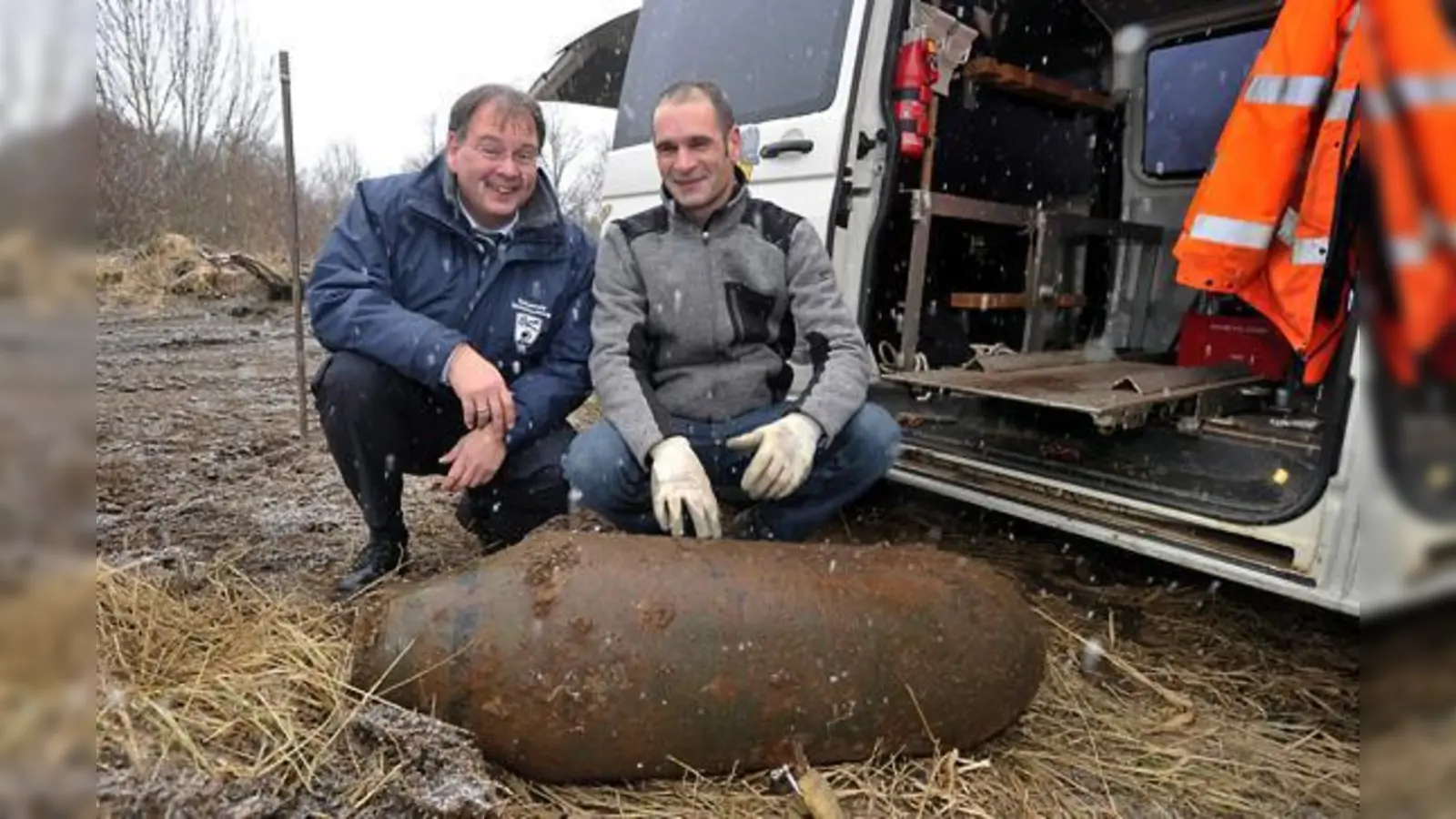 Sind froh, dass es sich hierbei um eine sogenannte Leerbombe handelte: Bürgermeister Wolfgang Panzer (l.) und der Leiter des Sprengkommandos: Martin Tietjen (r.) bei der Begutachtung.	 (Foto: Schunk)