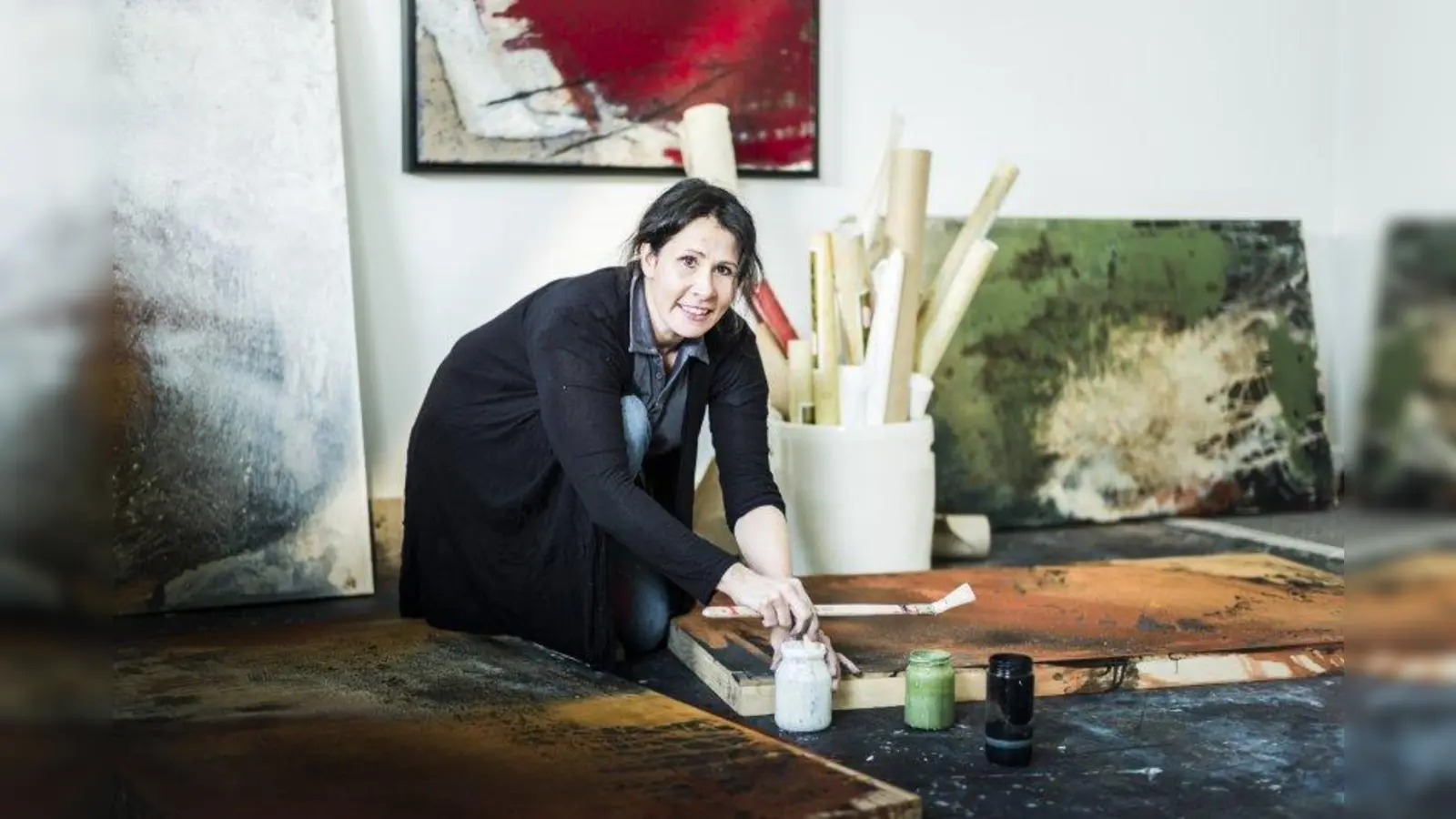 Katja Gramann fühlt sich wohl in ihrem Gräfelfinger Atelier, das sich im örtlichen Gewerbegebiet in der Lohenstraße 18 befindet. (Foto: Margret Paal)