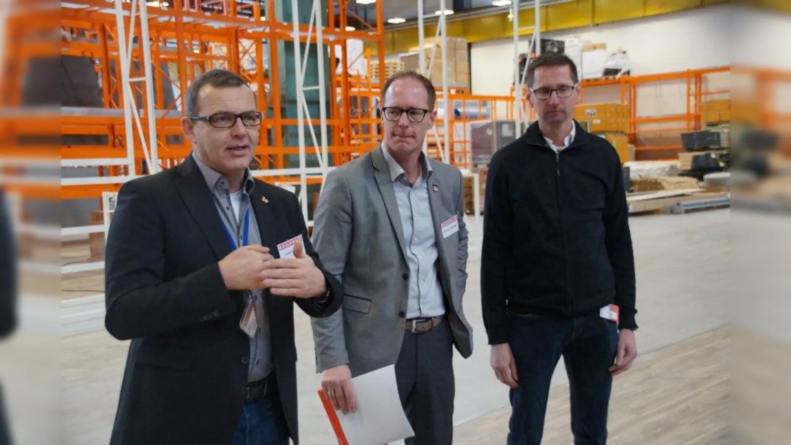 Von links: Robert Köhler, Leiter Marketingkommunikation, Christian Simnacher, Geschäftsführer in Bayern, und Michael Bögle, zukünftiger Geschäftsleiter, erklären Vorzüge und Besonderheiten des neuen BAUHAUS Fachcentrums an der Maria-Probst-Straße 50 im Euro-Industriepark München. (Foto: iab)