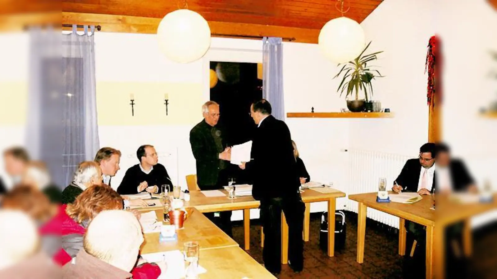 Dr. Hans-Peter Ketterl überreicht Frank Otto die Unterschriftensammlung, die sich für den aktuellen Bebauungsplan der ehemalige Ziegelei Deck ausspricht. (Foto: Privat)