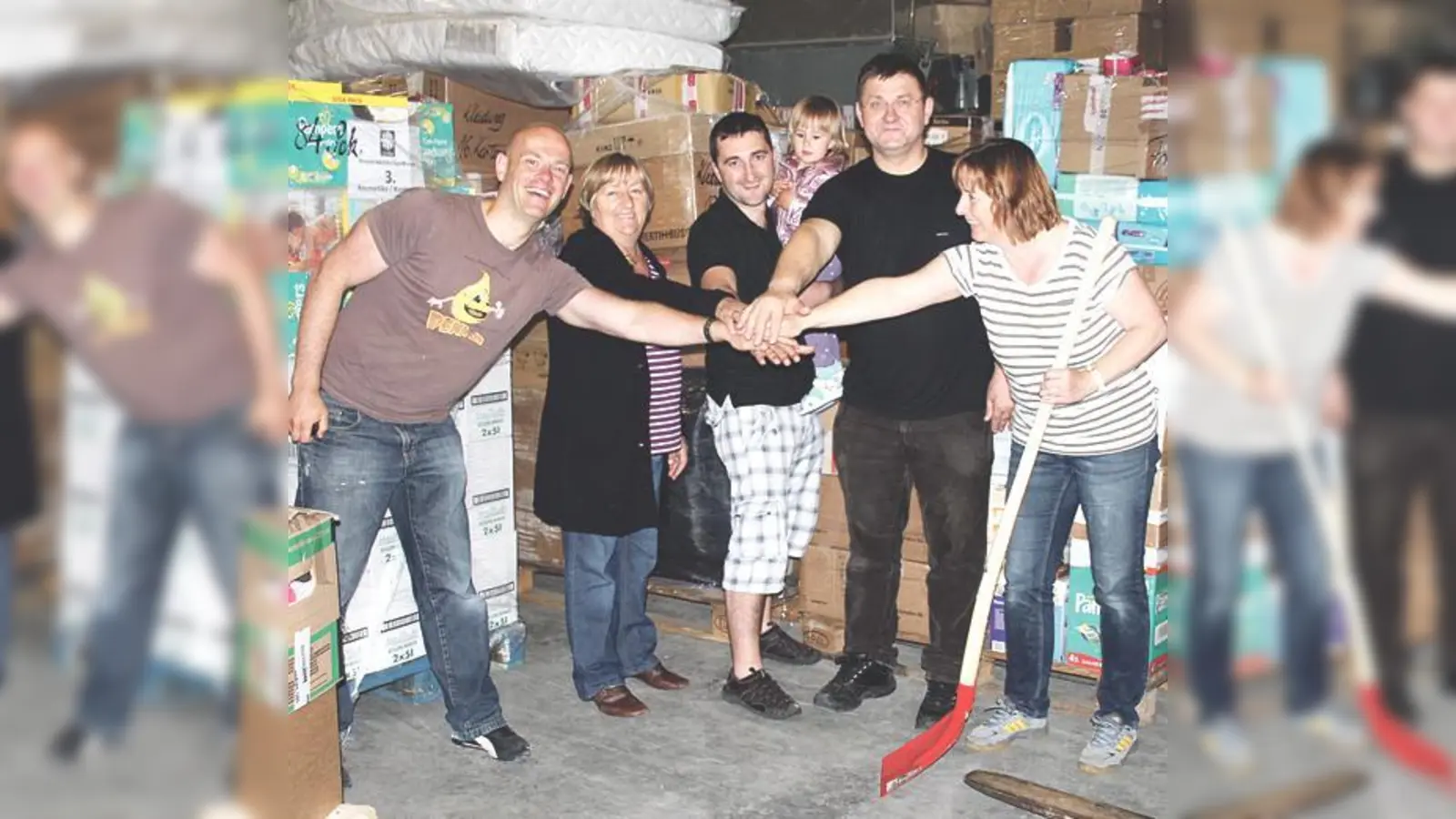 Mario Josipovic mit Tochter und Mutter, Pater Ivan, Heiko Schraml und Barbara Huber, nach dem Verladen der Hilfsgüter in Garching.	 (Foto: Barbara Huber)
