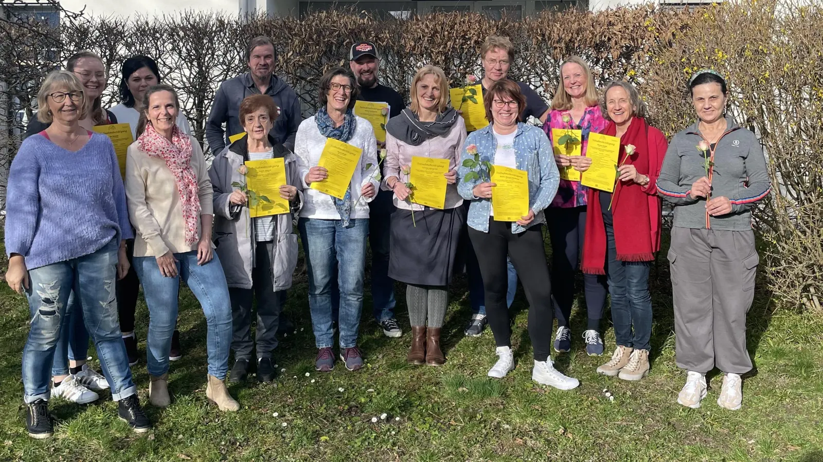 Herzlichen Glückwunsch: Zwölf Teilnehmnde haben die Schulung für Helfende im Bereich Alltagsbegleitung und haushaltsnahe Dienstleistungen erfolgreich absolviert. (Foto: Fachstelle für pflegende Angehörige westl. Landkreis Starnberg)