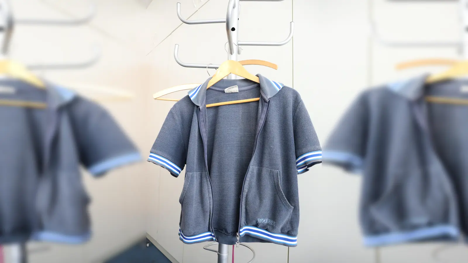 An der Kleiderstange kann getauscht werden. So haben Textilien eine länger „Lebenszeit”, weil sie nicht im Müll landen. Das schont Ressourcen und die Umwelt. (Symbolbild: mha)