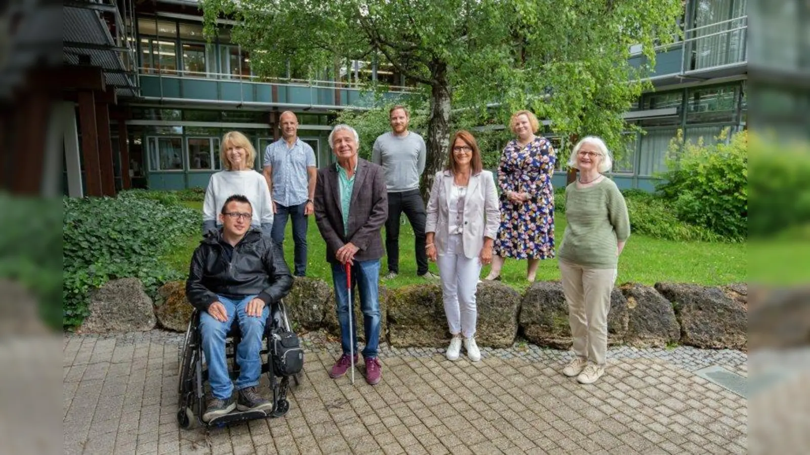 Das erste Bild des im Oktober neu gewählten Vorstands der ARGE: Links vorne Nico Wunderle (Stellvertreter), dahinter Elisabeth Fuchsenberger (Schriftführerin), dann von links nach rechts Willi Neuner (Beisitzer), Claus Angerbauer (1.Vorsitzender), Maximilian Mayer (Behindertenbeauftragter), Bärbel Seibold (Stellvertreterin), Anna Ottermann (Beisitzerin) und Regina Klusch (Beisitzerin). (Foto: Arge)