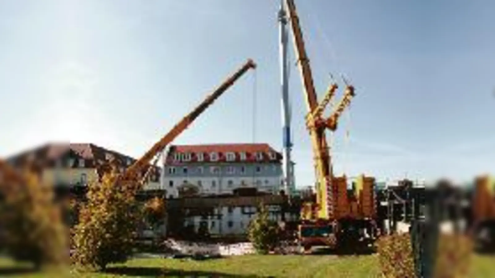 Am Samstagnachmittag wurde der 33 Meter hohe Mast für die Brücke aufgestellt, auf der die Tram ab Herbst 2009 die Schenkendorfstraße quert. 		 (Foto: Baureferat, Büro Rakete GmbH; Busler (Büro Mayr | Ludescher| Partner))