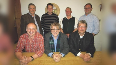 Der neue Vorstand (vorne von links): Johann Pröbstl , Michael Beeck und Michael Kiekhöfer (neuer Ortsvorsitzender). Und hinten von links: Bürgermeister Joseph Schwäbl, Robert Weinhart, Martin Hutterer und Michael Zäuner. 	 (Foto: CSU)