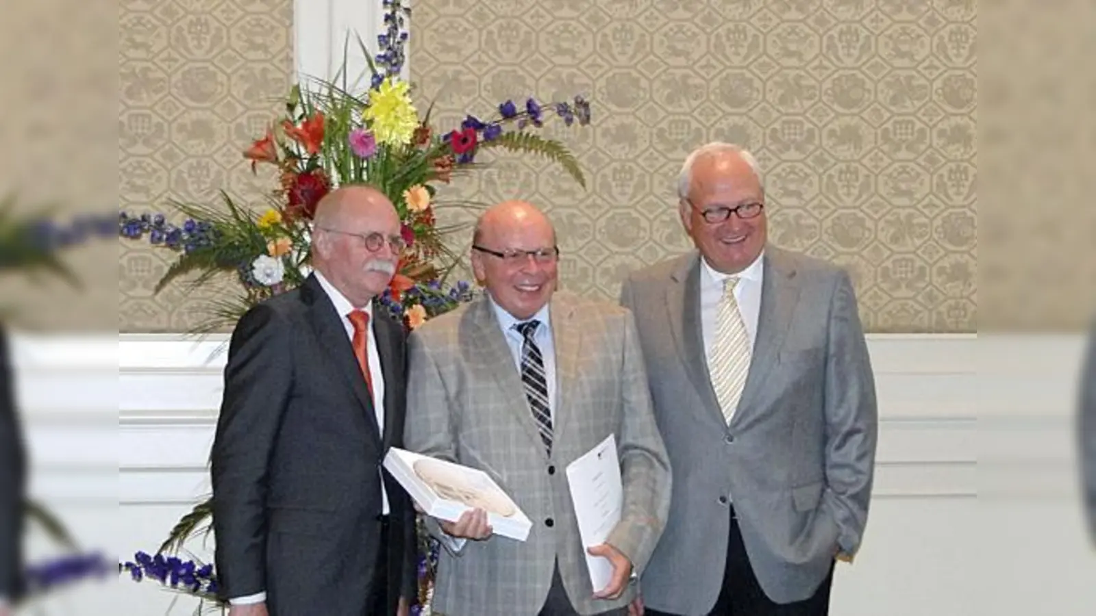 Bürgermeister Helmut Dworzak bedankt sich bei Hans-Jürgen Wuttke für 25 Jahre Rentenberatung der Haarer Bürger.	 (Foto: ikb)