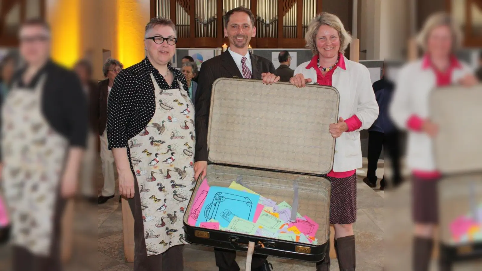 Das Pfarrerteam mit Christine Sippekamp (mit Schürze, weil sie für das Gemeindefest die Grüne-Gockel-Nudeln kochte), Peter Kocher und Andrea Borger (von links). (Foto: job)