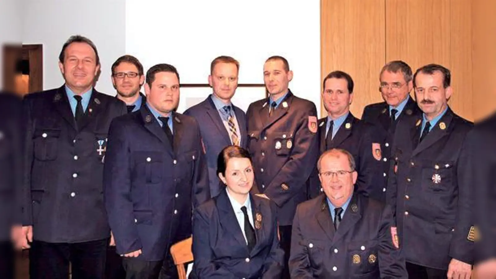 Die erweiterte Vorstandschaft (v. li.): Max Heinzeller, Christian Molnar, Bürgermeister Rupert Ostermair, Florian Haslinger, Herbert Wagner, Christian Polz und Kreisbrandrat Andreas Hei&amp;#64258;. Vorne: Franziska Postel und Stefan Seidl.	 (Foto: FFW)