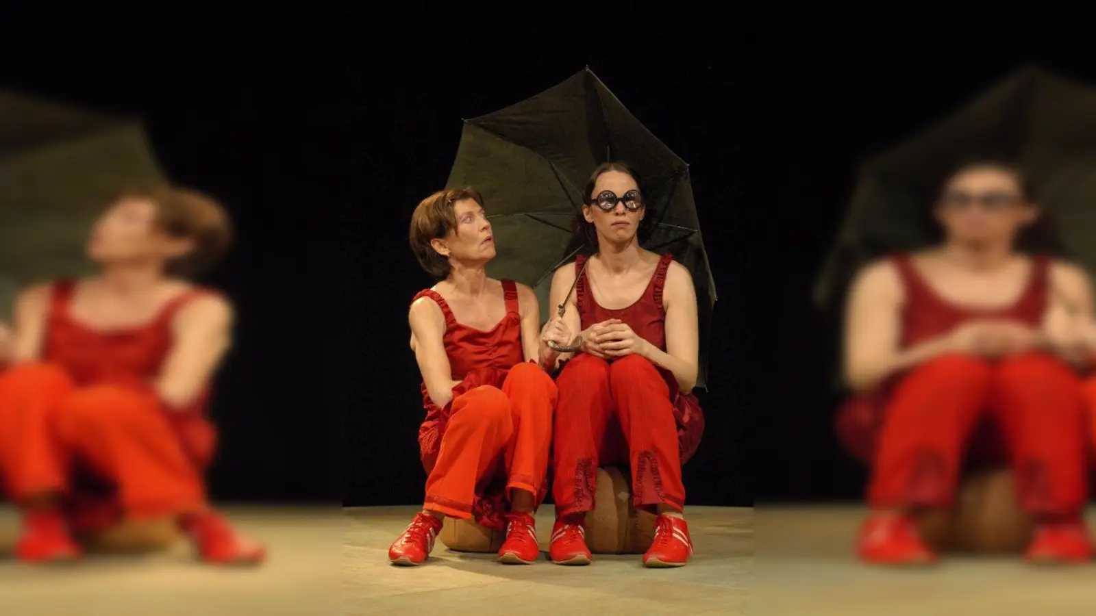 Das Duo „Kirschkern und Compes”  tritt im Stück Ottos Mops als das Artistenduo „Wonne &amp; Entzücken” auf. (Foto: Kirschkern und Compes)