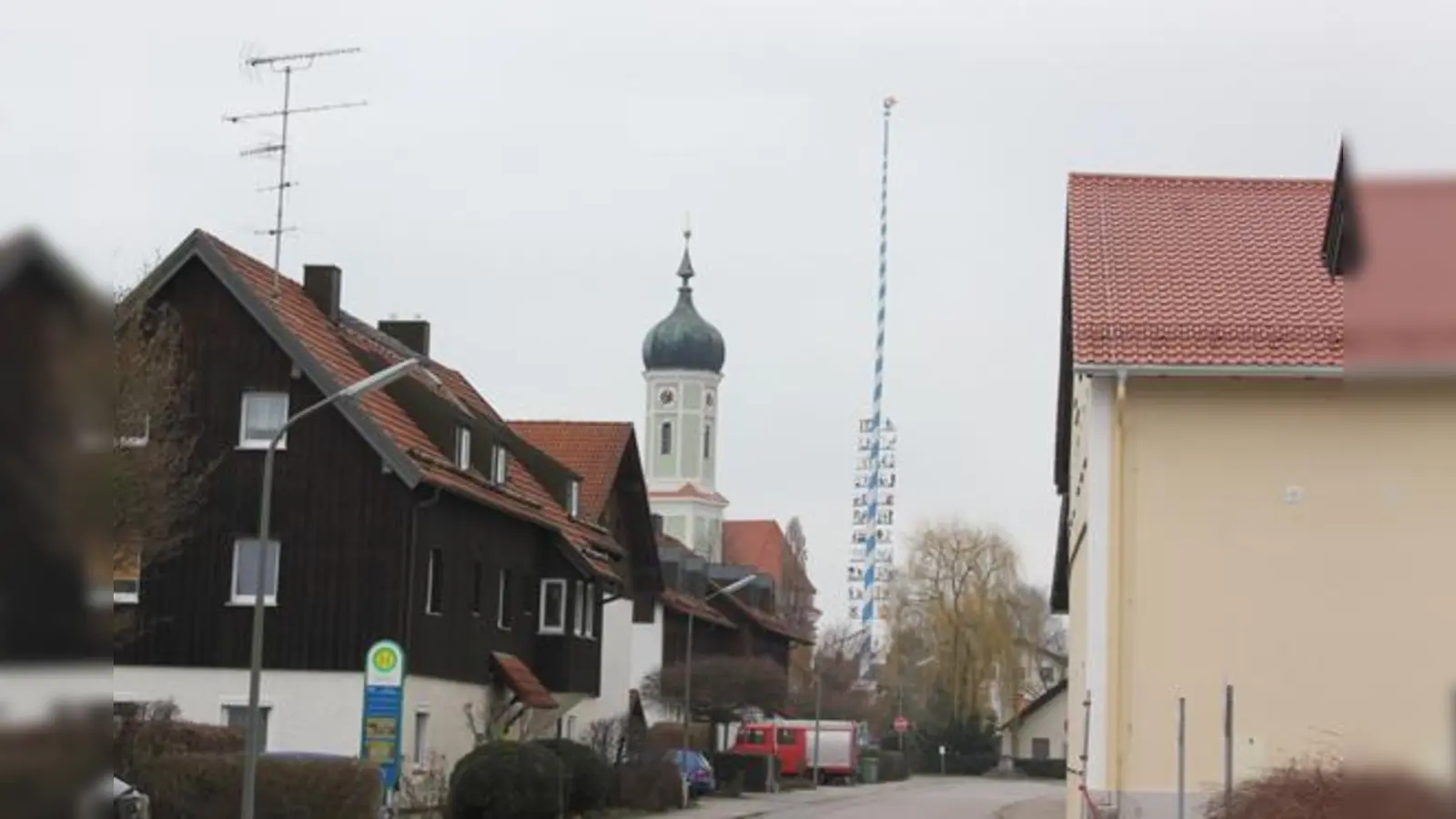 Im nächsten Jahr soll ein neuer Maibaum die Zornedinger Ortsmitte verschönern.  (Foto: Stefan Dohl)