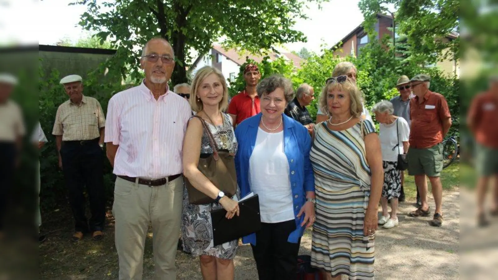 Stadtteilhistoriker Walter Demmel zusammen mit Ingrid Hausmann, Vorsitzende des Unterausschusses Kultur im BA 23, Stadträtin Heike Kainz, Vorsitzende des BA 23, und Anna Attenberger, Mitglied des BA 23, bei der Eröffnung des Kultur- und Spielpfades Untermenzing. (Foto: sb)