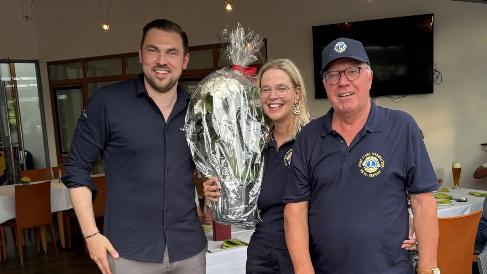 Freuen sich über ein gelungenes Turnier: (v.l.): Alexander Himmel vom Golfclub Aschheim, Andrea Albrecht vom Lionsclub, Organisatorin des Turniers und Manfred Schachermayr, Präsident des Lionsclubs Aschheim (Foto: Lionsclub Aschheim)