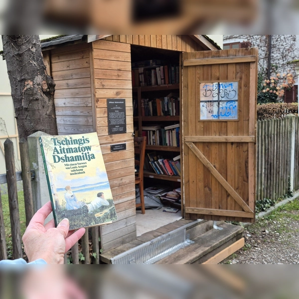 „Die schönste Liebesgeschichte der Welt”: Tschingis Aitmatows „Dshamilja”, gefunden im Bücherschrank in der Au. (Foto: tab)