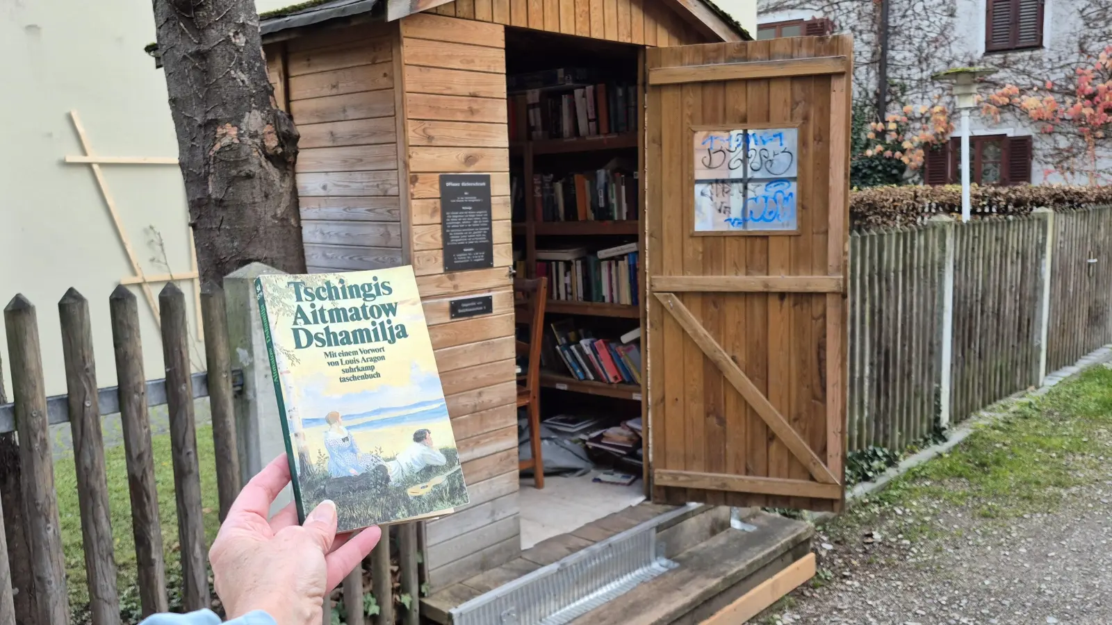 „Die schönste Liebesgeschichte der Welt”: Tschingis Aitmatows „Dshamilja”, gefunden im Bücherschrank in der Au. (Foto: tab)