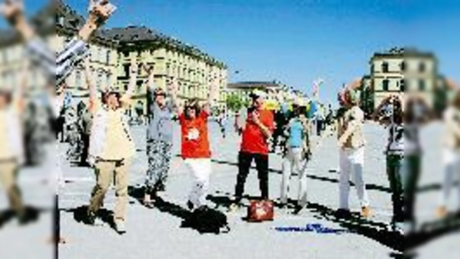 Das Lachen in die Höhe werfen und wieder auffangen: Der Lachclub München in bester Laune.	  (Foto: rme)
