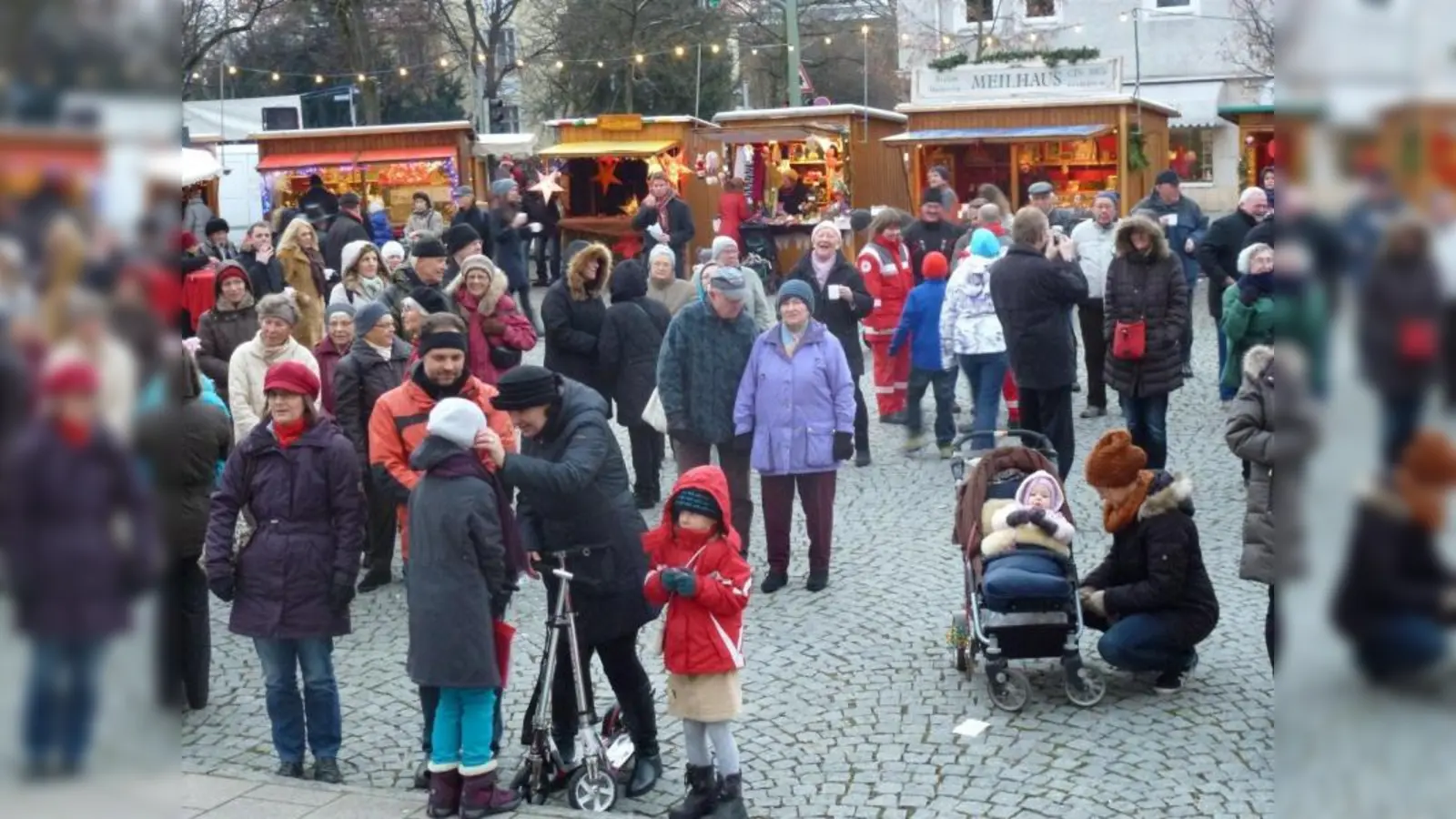 Die Pasinger lieben ihren Christkindlmarkt: Schon am ersten Adventwochenende kamen sie in Scharen. (Foto: Helmut Lipah)