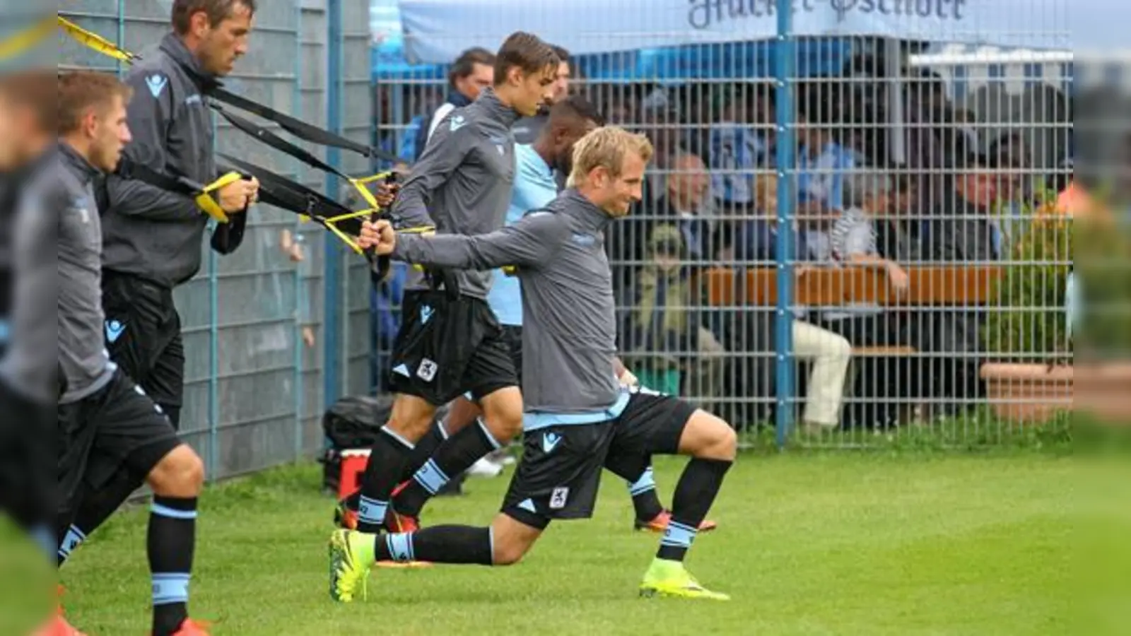 Vorbereitung auf die Rückrunde: Kapitän Stefan Aigner und die Löwen.  (Foto: A. Wild)