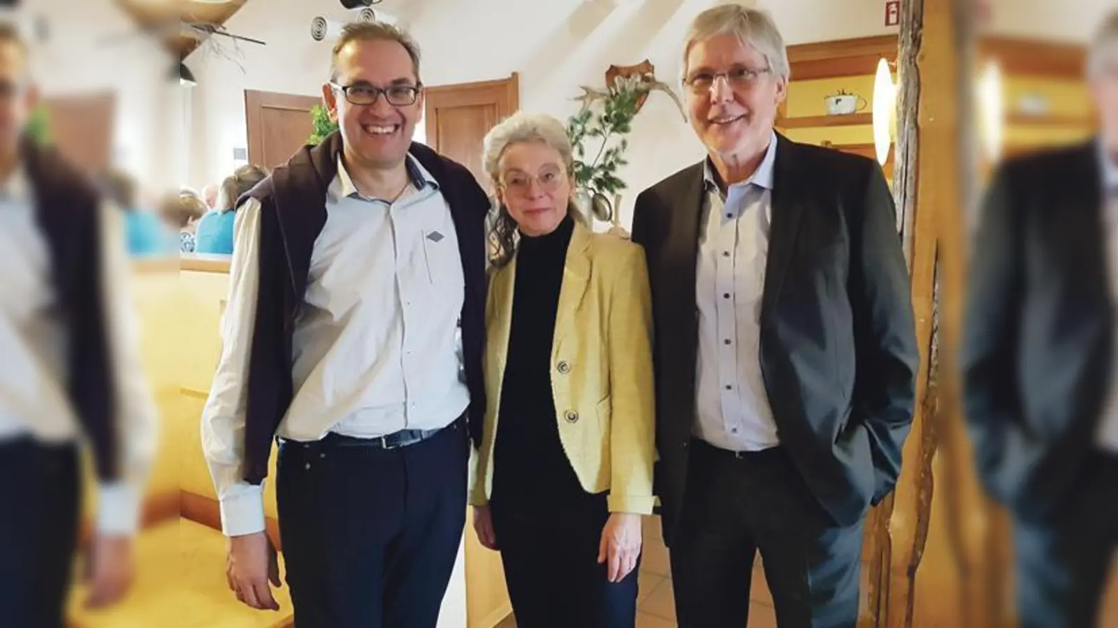 Politischer Frühschopppen in Garching (vlnr): Norbert Fröhler, Henrika Behler und Harry Kirchner (Vorsitzender der Bürger für Garching). 	 (Foto: Karl Behler/Bürger für Garching)
