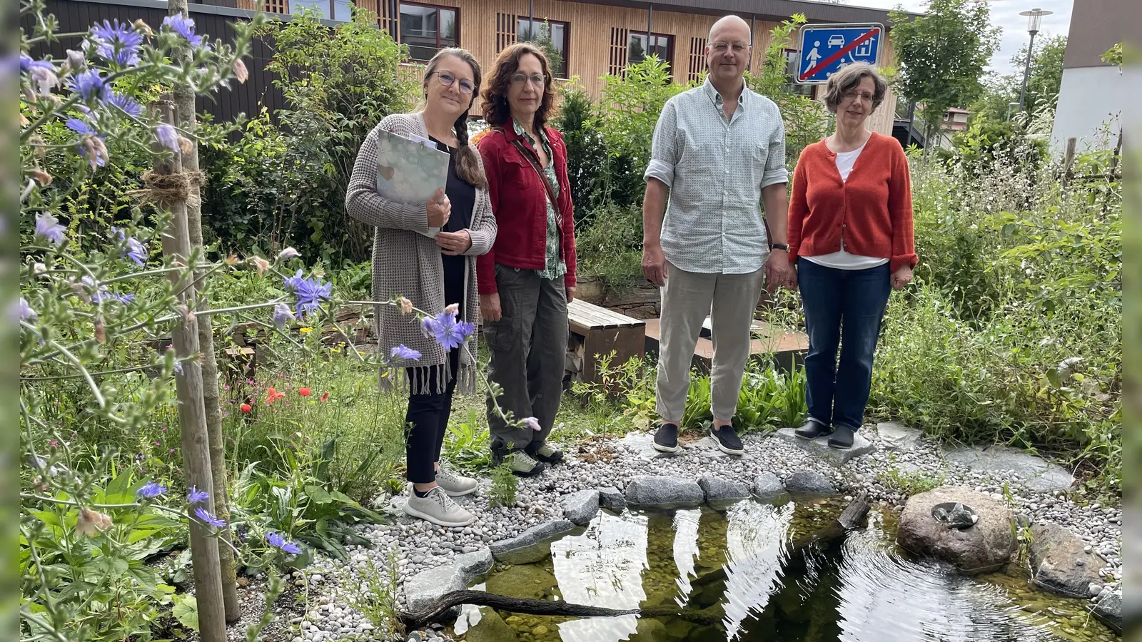 Im Gartenteich ist ein Frosch eingezogen (von links): Andrea Oberhofer, Ulrike Breitenberger, Jörg Müller und Friederike Hartung-Müller (Foto: pst)