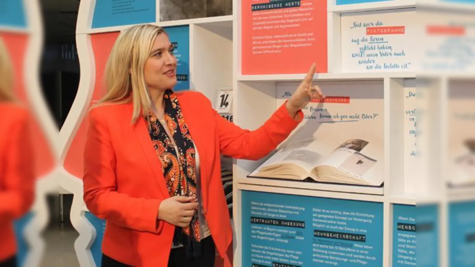 Bayerns Gesundheits- und Pflegeministerin Melanie Huml eröffnete die erste Wanderausstellung zum Thema »Leben mit Demenz« in Bamberg.	 (Foto: stmgp / Markus Raupach)