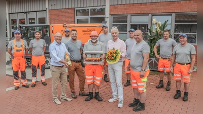 Bürgermeister Christian Schiller, Bauhofleiter Josef Mörtl, Georg Bals, Geschäftsleiter Guido Finster, Personalrat Michael Schreiber (vorne v.l.) und das Team vom Bauhof verabschiedeten Georg Bals (Mitte) in den Ruhestand. Überreicht wurden Blumen, Herrsching Sekt und eine Erinnerungsfoto vom Bauhofteam<br> (Foto: Gemeinde Herrsching)