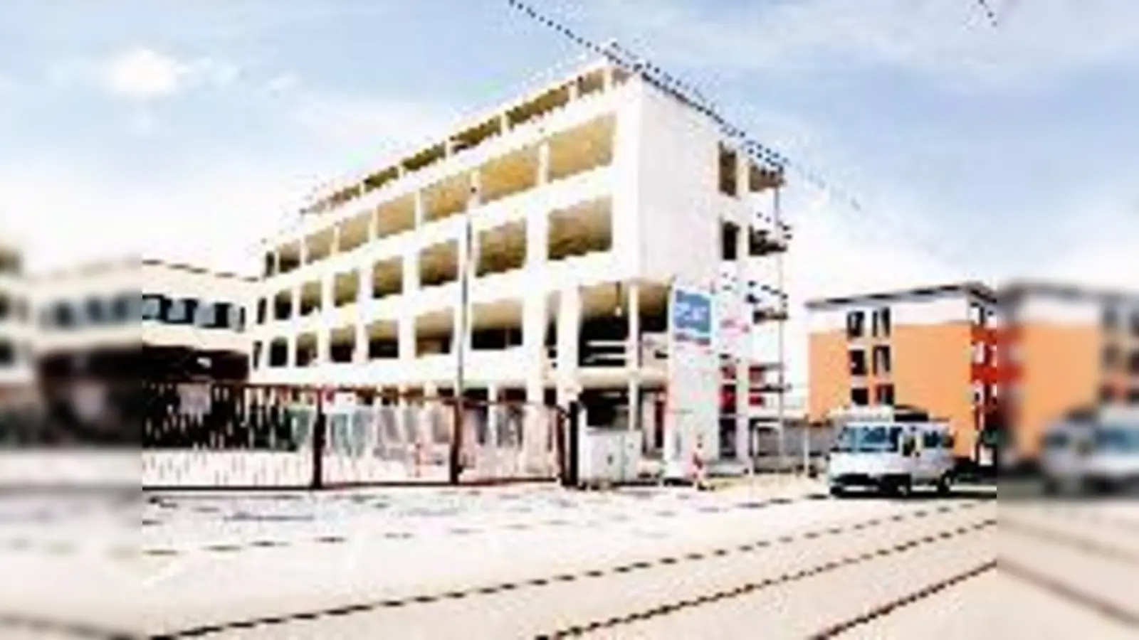 Der Rohbau in der Aschauer Straße 12 steht zur Diskussion als Asylbewerberheim.  (Foto: aha)