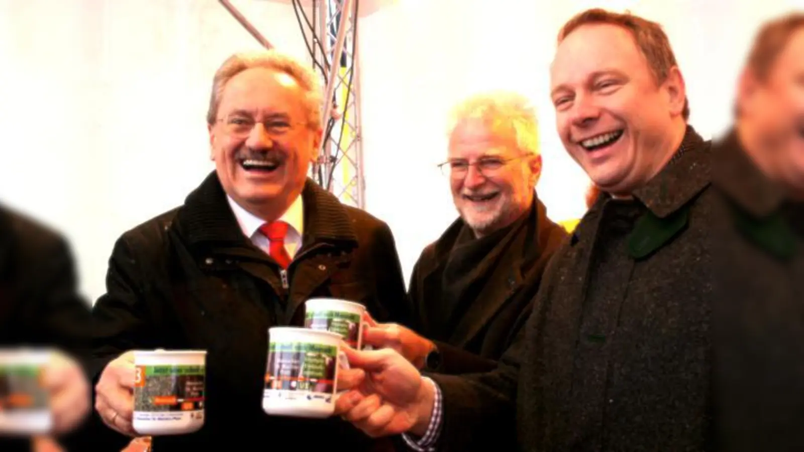 Hoch die Tassen! Bei der offiziellen U-Bahn-Eröffnung mit Münchens Oberbürgermeister Christian Ude, MVG-Chef Herbert König und dem bayerischen  Finanzminister Georg Fahrenschon (von links).	 (Foto: ws)
