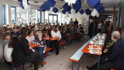 Ein „Faires Frühstück“ wie hier in der Berglerner Schulaula ist eine Möglichkeit, das Thema „fairer Handel“ auch an Schulen voranzubringen. (Foto: kw)