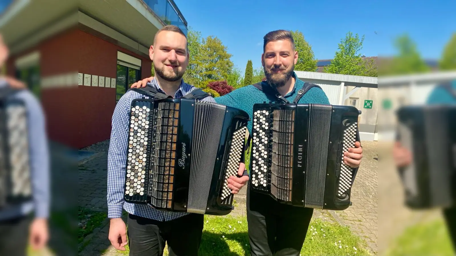 Das Akkordeon-Duo Synthesis erfreut beim 1. SommerHofKonzert sein Publikum. (Foto: Synthesis)