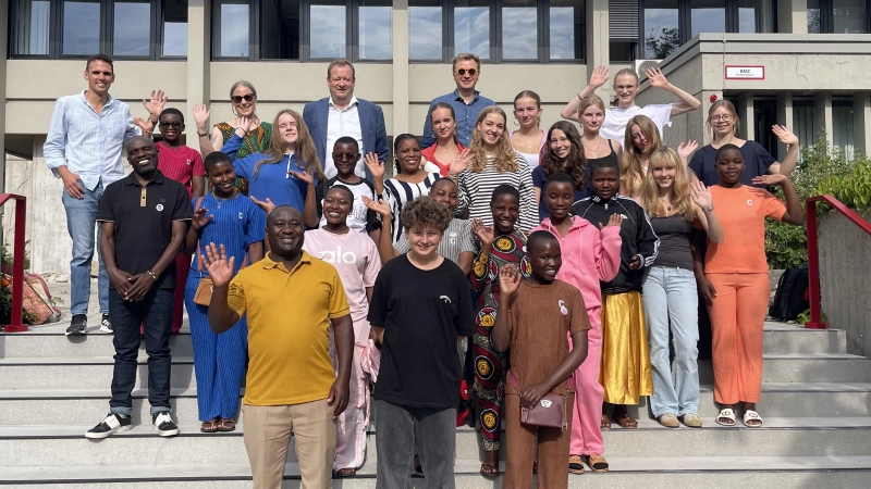 Das Kurt-Huber-Gymnasium pflegt eine enge Verbindung zur Partnerschule in Tansania. Kürzlich besuchten die Gäste aus Afrika auch das Rathaus Gräfelfing. (Foto: Birgit Doll)