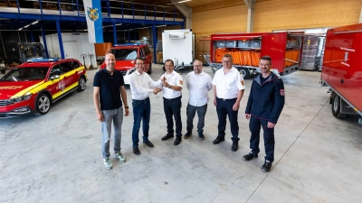 Freuen sich über neue Fahrzeuge (v.l.): Tobias Schaller (Fachbereich Öffentliche Sicherheit und Ordnung), Landrat Stefan Frey, Kreisbrandrat Helmut Schweickart, Katastrophenschutzplaner Roland Schwankhart, Kreisbrandinspektor Andreas Pain und Peter Saur (Kommandant Freiwillige Feuerwehr Herrsching). (Foto: Landratsamt Starnberg)