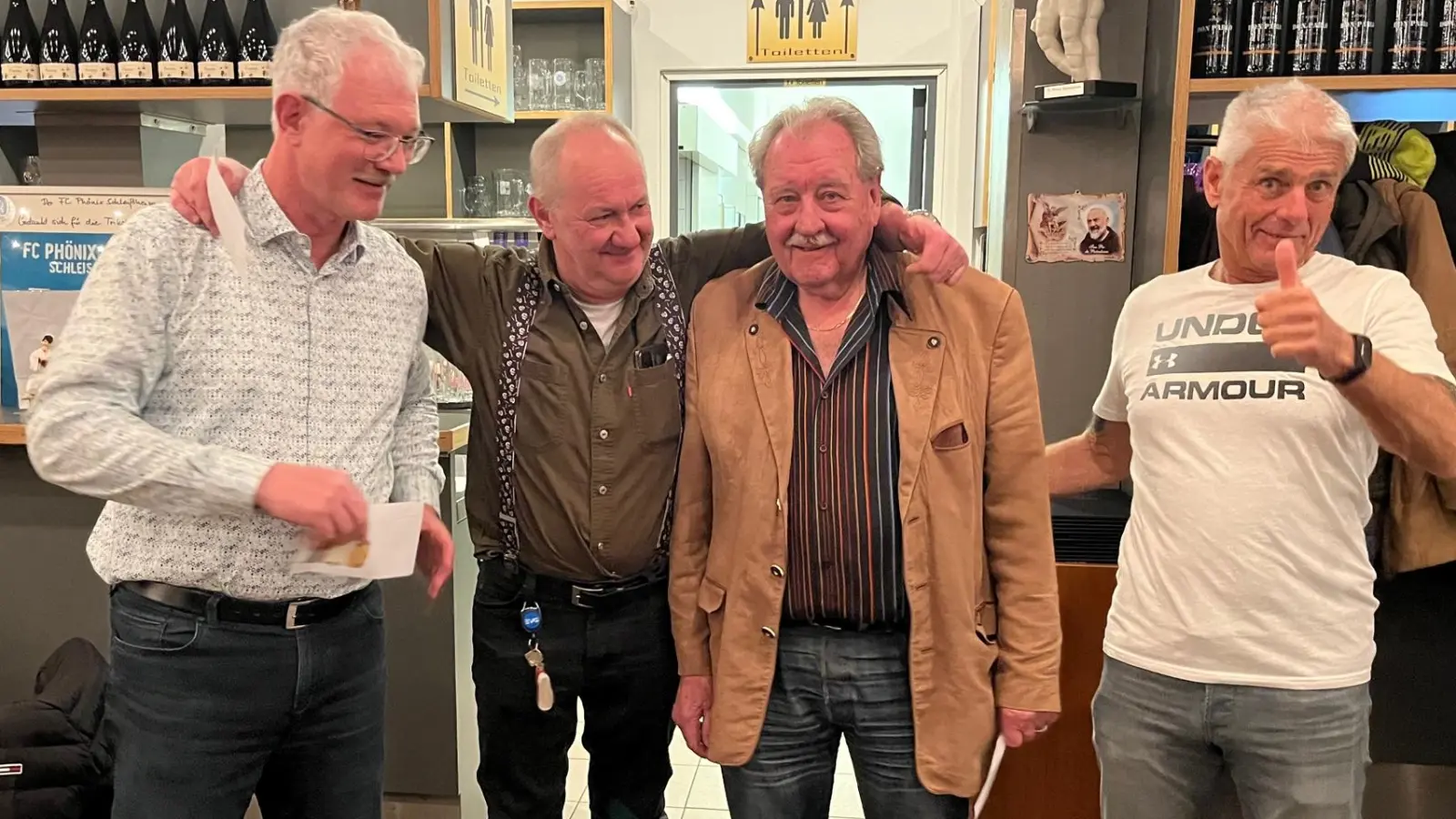 Die drei Sieger Alfred Nischwitz (3.) Reinhold Faust (1.) und Franz Birk (2.) mit dem 1. Vorstand Willi Kranz (v.l.) (Foto: FC Phönix)