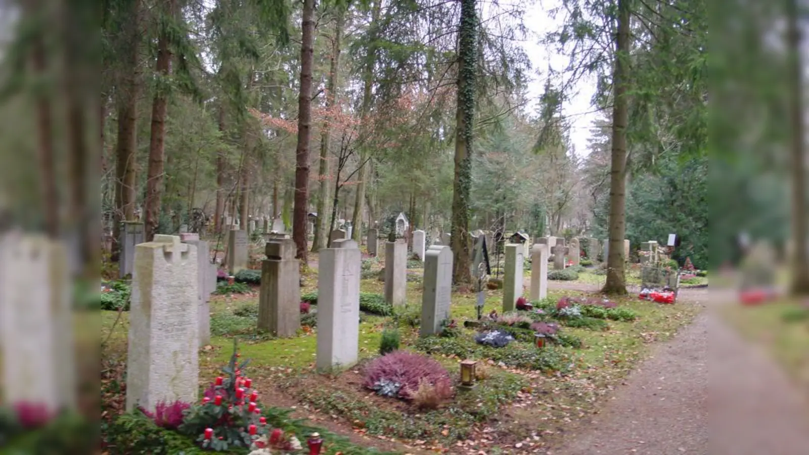 Auch auf dem Sollner Waldfriedhof erklingt an Heiligabend besinnliche Blasmusik. (Foto: job)