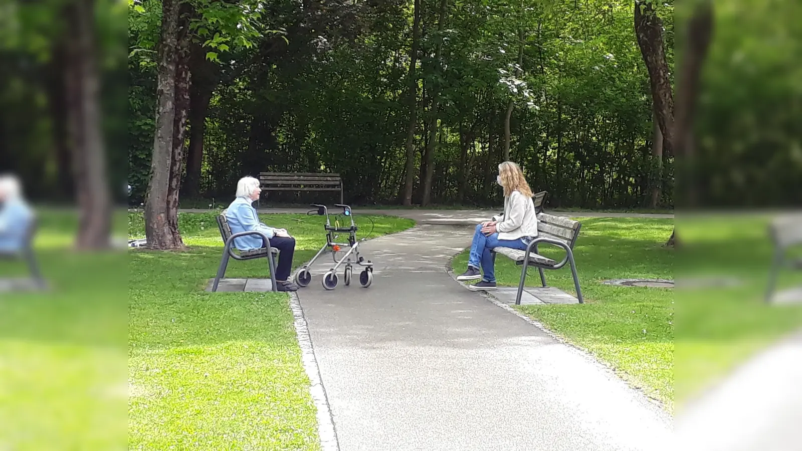 Im Caritas-Altenheim Gräfelfing nutzten Angehörige am Wochenende die Gelegenheit, ihre Eltern zu besuchen. (Foto:  Caritas München)