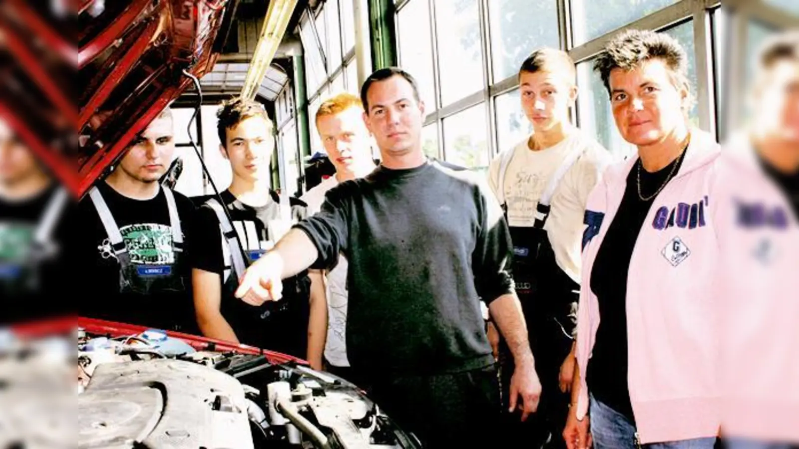 Die Azubis (v.l.) Alexander, Thomas, Matthias und Tobias werden unter anderem von Michael Menauer (4.v.l.) und Petra Feicht (re.) betreut.   (Foto: K. Ossoinig)