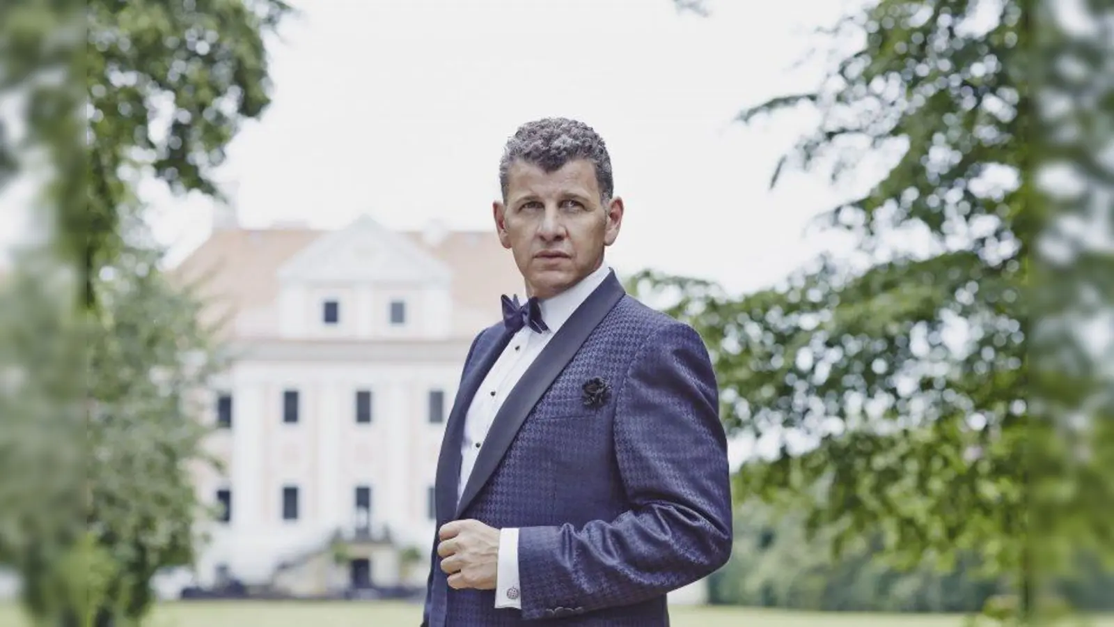 Mit „Amor – die schönsten Liebeslieder aller Zeiten“ entführt Semino Rossi seine Fans auf eine Reise durch die Facetten der Liebe. (Foto: Ben Wolf)