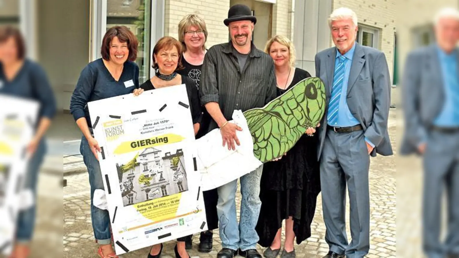 Silvia Engelhardt (VHS), die Kursteilnehmerinnen Ilona Schönlau und Ingrid Felber, Künstler Werner Frank und Ehefrau Carmen sowie Künstler-Agent Jürgen Quest mit einem Baustein der Installation »GIERsing«. 	 (Foto: K. Kohnke)