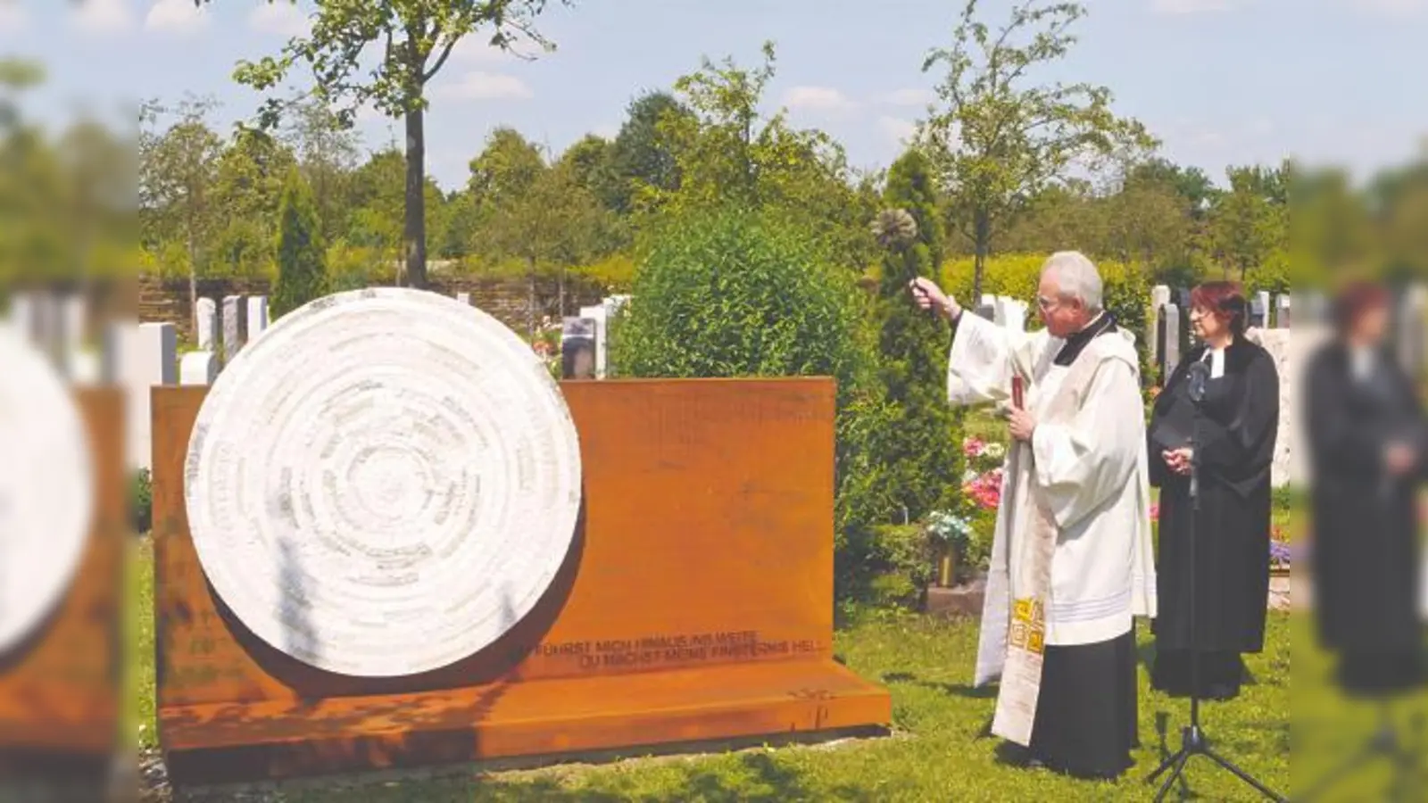Pfarrer Herbert Kellermann und Pfarrerin Kerstin Scherer weihen die neue Gedenkstätte für ungeborene Kinder im neuen Teil des Riemer Friedhofs.	 (Foto: kk)