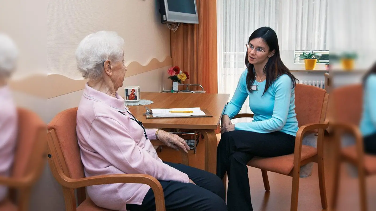 Der Fachwirt für Alten- und Krankenpflege kümmert sich um Aufgaben der Verwaltung. (Foto: Arbeitsagentur.de)