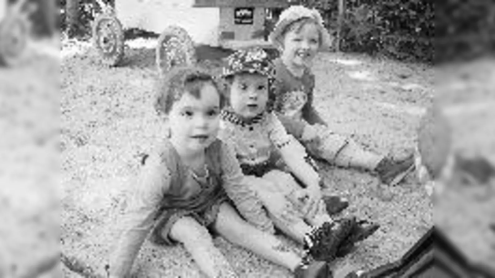 Die Aton-Kinder Theresa, Mareike und Lara auf dem Spielplatz. (Foto: aton)
