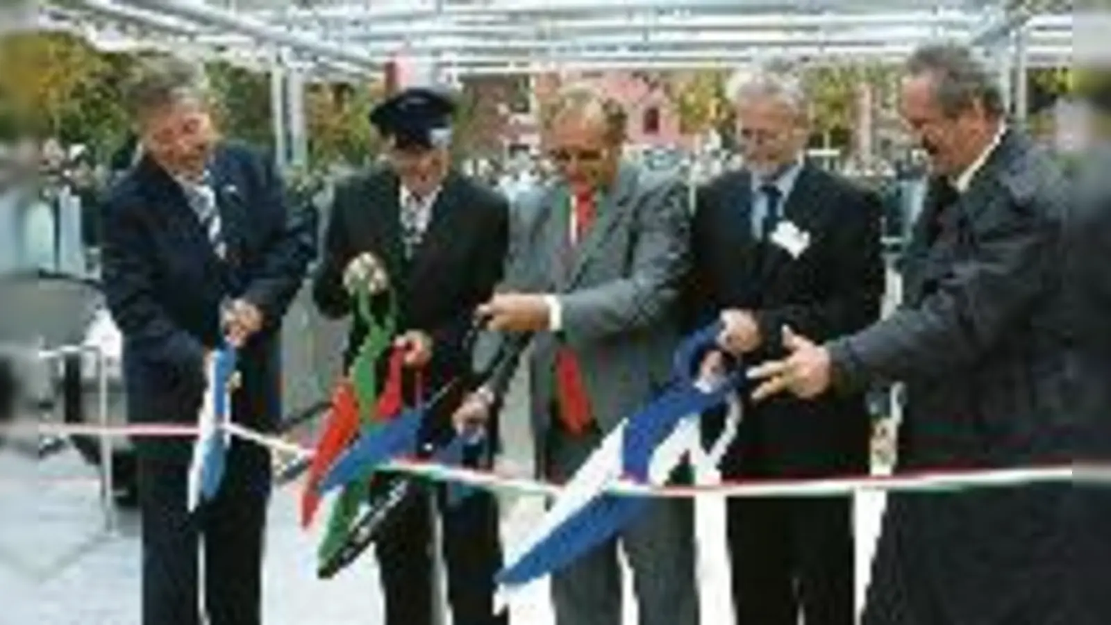Das letzte Band, das Garching von der U-Bahn trennte: (v. li.) Bayerns Wissenschaftsminister Th. Goppel, M. Solbrig, Landrat H. Janik, MVG-Geschäftsführer H. König und Münchens OB Ch. Ude geben den Bahnhof Garching für die Allgemeinheit frei.  (F: ba)