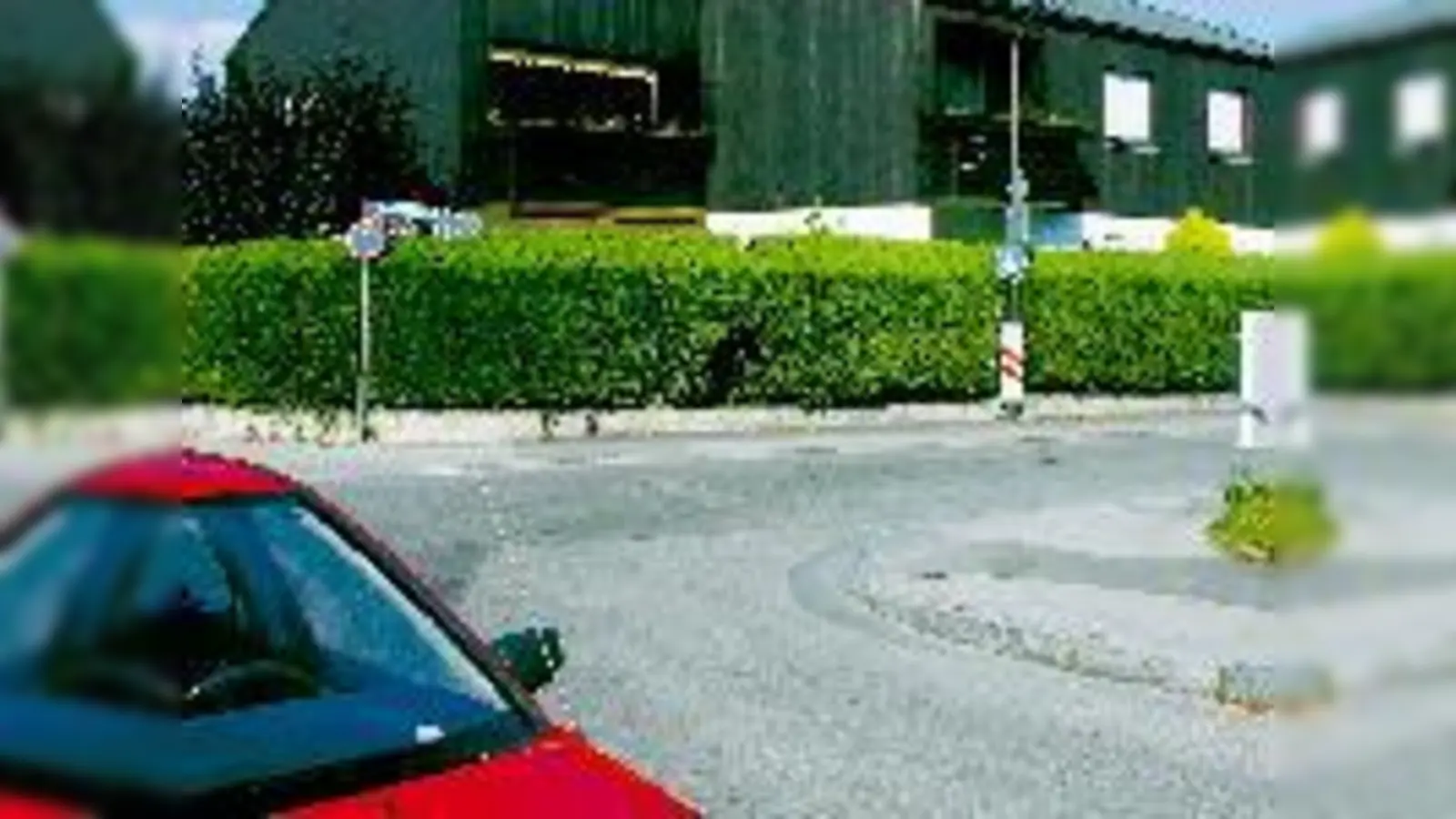 Noch ist nichts passiert, aber an dieser gefährlichen Kreuzung muss man täglich um die Gesundheit seiner Kinder bangen.	 (Foto: sk)